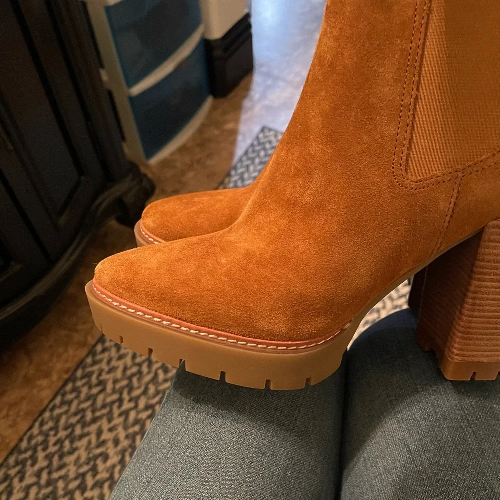 Tory Burch‼️‼️CARSON LUG SOLE ANKLE BOOT - Picture 2 of 7